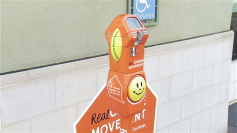 Are parking meters free in LA?