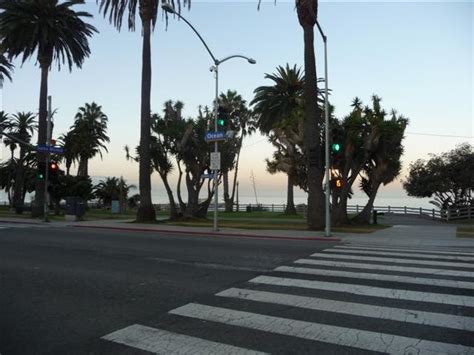 Can you walk on Santa Monica Blvd?