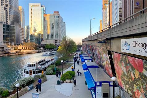 Does Chicago Riverwalk connect to Lakefront Trail?
