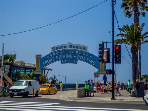 Is there an entry fee for Santa Monica Pier?