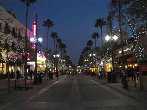 What is the popular street in Santa Monica?