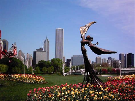 What statues are in Grant Park Chicago?