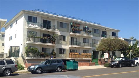 Where do rich people live in Santa Monica?
