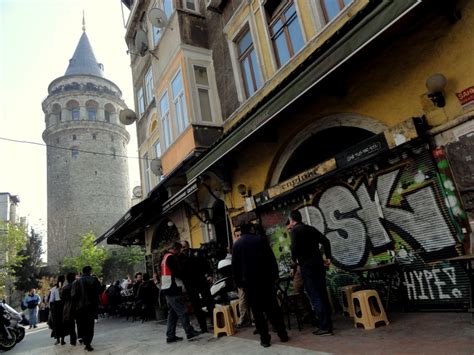 Where do the rich hang out in Istanbul?