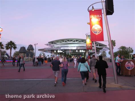 Do you have to pay for parking to go to Universal City Walk?