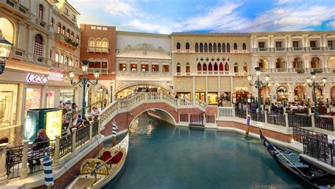 How Many Stores Are On The Las Vegas Strip?