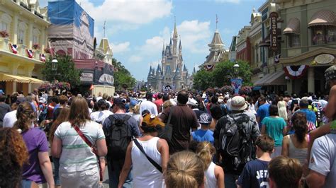 Is Universal Orlando As Crowded As Disney?