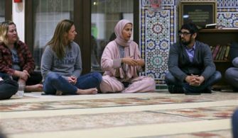 Can a woman wear jeans to a mosque?