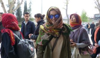 How do female tourists dress in Turkey?