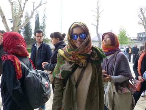 How do female tourists dress in Turkey?