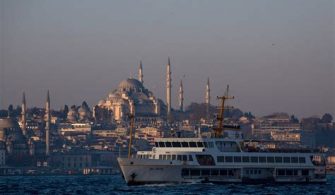 How late do ferries run in Istanbul?