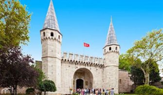 How much does it cost to enter Topkapi Palace?