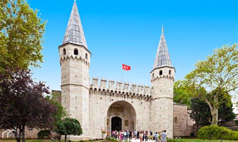 How much does it cost to enter Topkapi Palace?