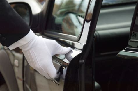 What do you tip an airport limo driver?