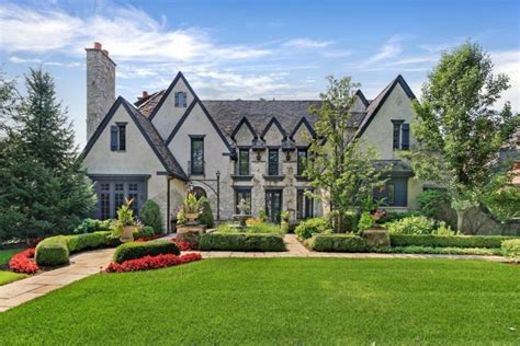 Are Chicago suburbs wealthy?