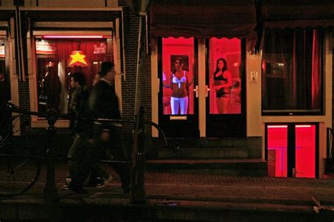 Can couples go in the Red Light District?