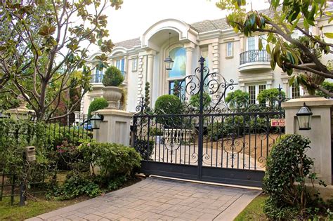 Can you drive by celebrity homes in Beverly Hills?