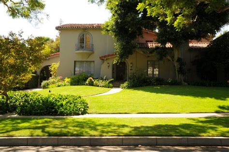 Can you drive past celebrity homes in Beverly Hills?