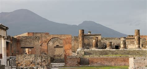 Can you stay overnight in Pompeii?