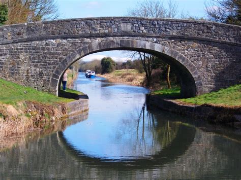 Can you walk along the Grand Canal?