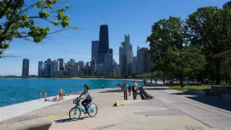 Can You Walk Along The Lake In Chicago?