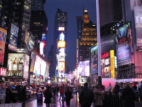 Can you walk around Manhattan at night?