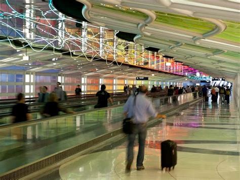 Can you walk between terminals at Chicago airport?