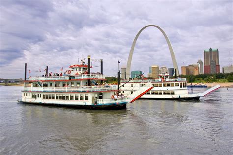 Can you walk from Gateway Arch to Riverboat cruise?