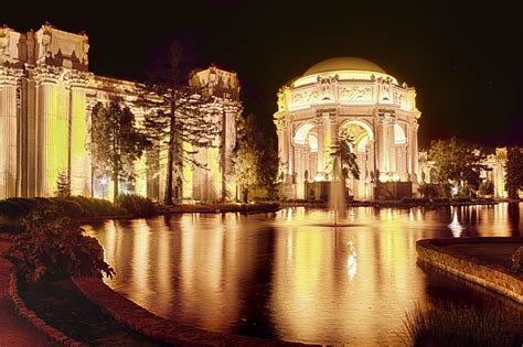 Can You Walk Palace Of Fine Arts At Night?