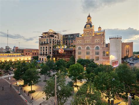 Can you walk to the Pearl from the River Walk?