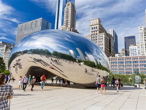 Can you walk under Cloud Gate?