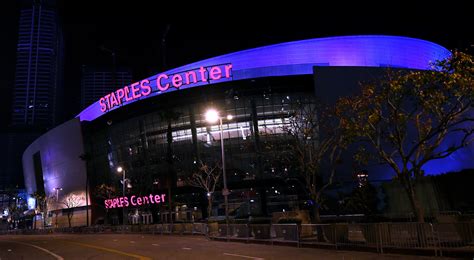 Do Lakers pay rent at Staples Center?