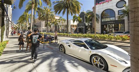 Do rich people shop on Rodeo Drive?