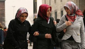 Do tourists have to wear hijab in Istanbul?