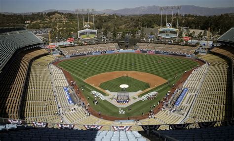 Does Dodger Stadium still take cash?