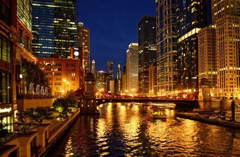 Does downtown Chicago have a nightlife?