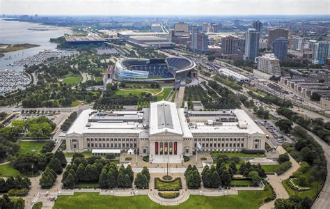 Does Field Museum charge for parking?