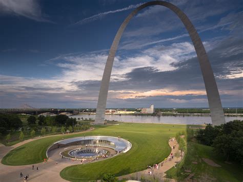 Does it cost money to go up the Gateway Arch?