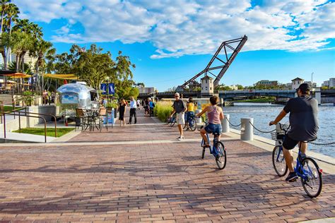 Does it cost to park at the River Walk?