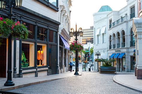 Does Rodeo Drive have free parking?