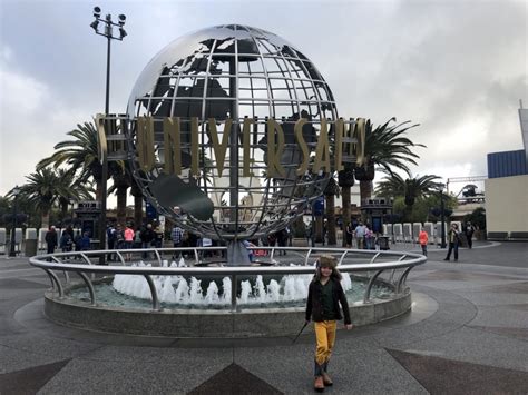 Does Universal Studios Hollywood let you in early?