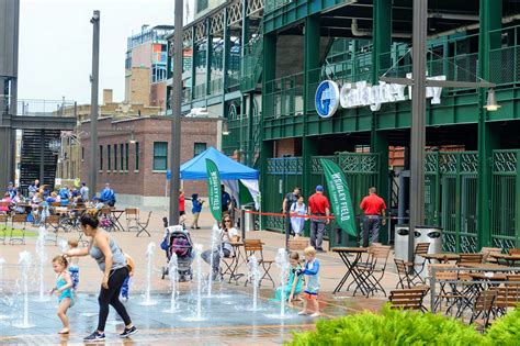 Does Wrigley Field have water fountains?