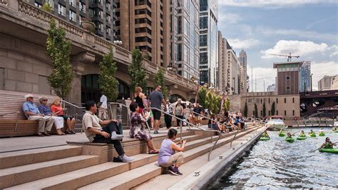 How do you walk the Riverwalk in Chicago?