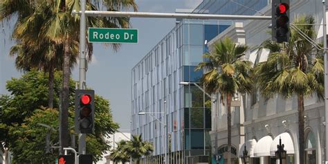 How far is Rodeo Drive to Hollywood?