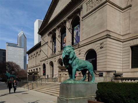 How long do people spend in the Chicago Art museum?