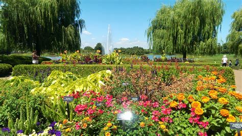 How long does it take to walk through the Chicago Botanic Garden?