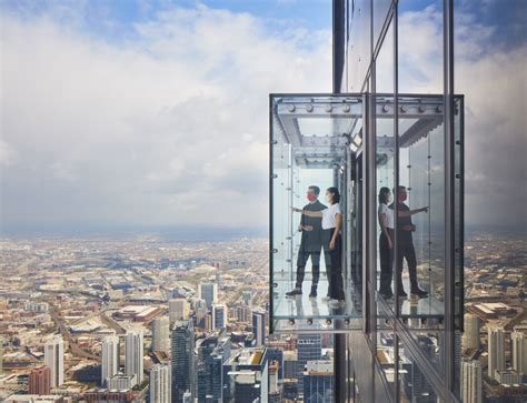 How long is the elevator ride to the top of the Willis Tower?