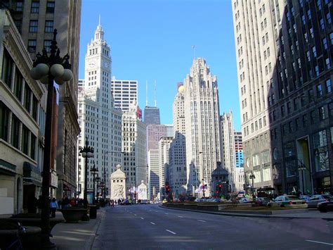 How long is the Miracle Mile in Chicago?