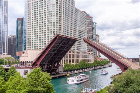 How Many Bridges Are In The Chicago Riverwalk?