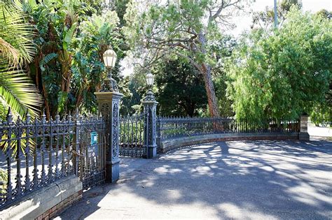 How many gates does Botanic Gardens have?
